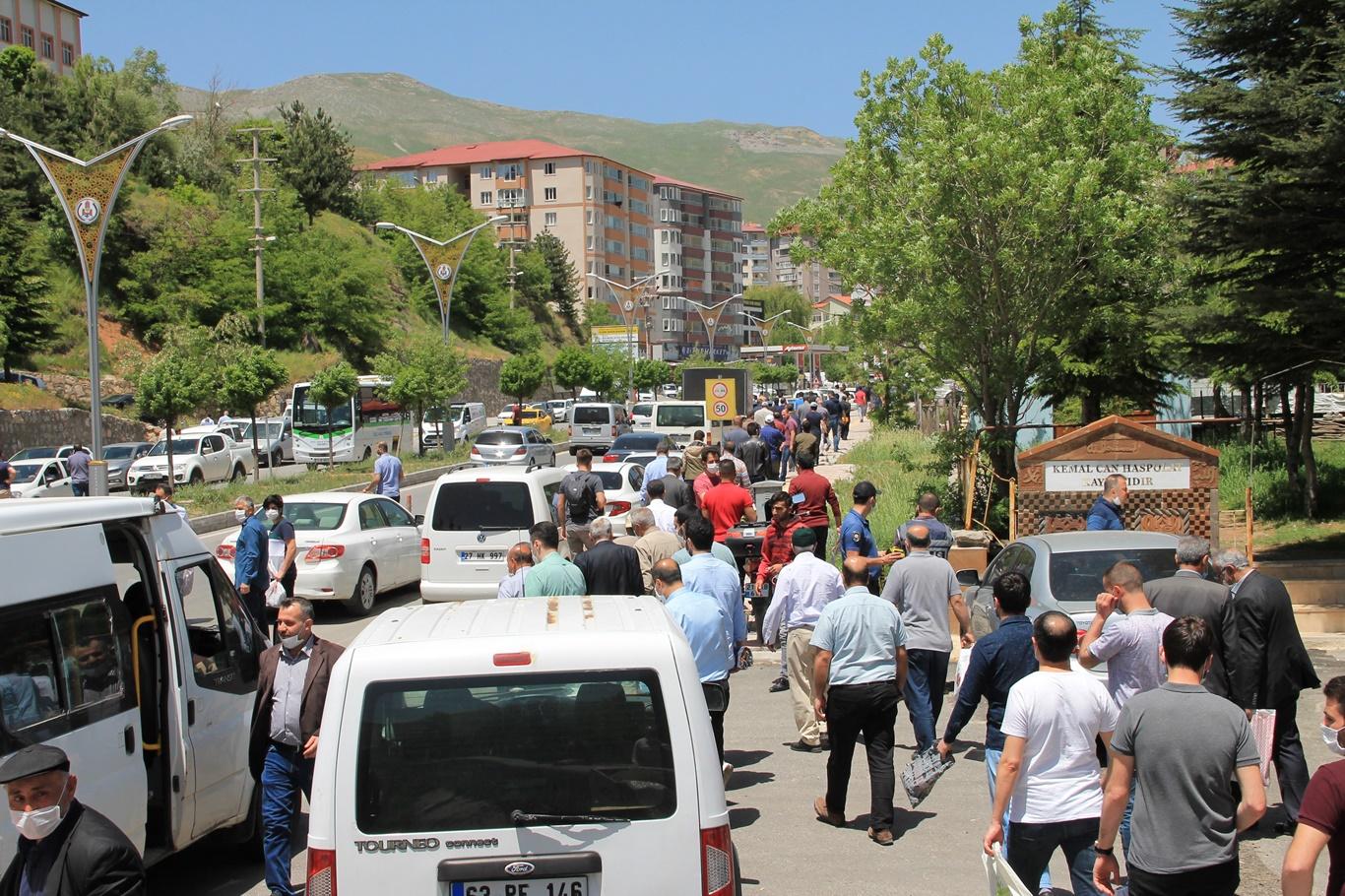 Bitlis’te 65 yaş üstü ve 18 yaş altı vatandaşların olmadığı ilk cuma namazı kılındı